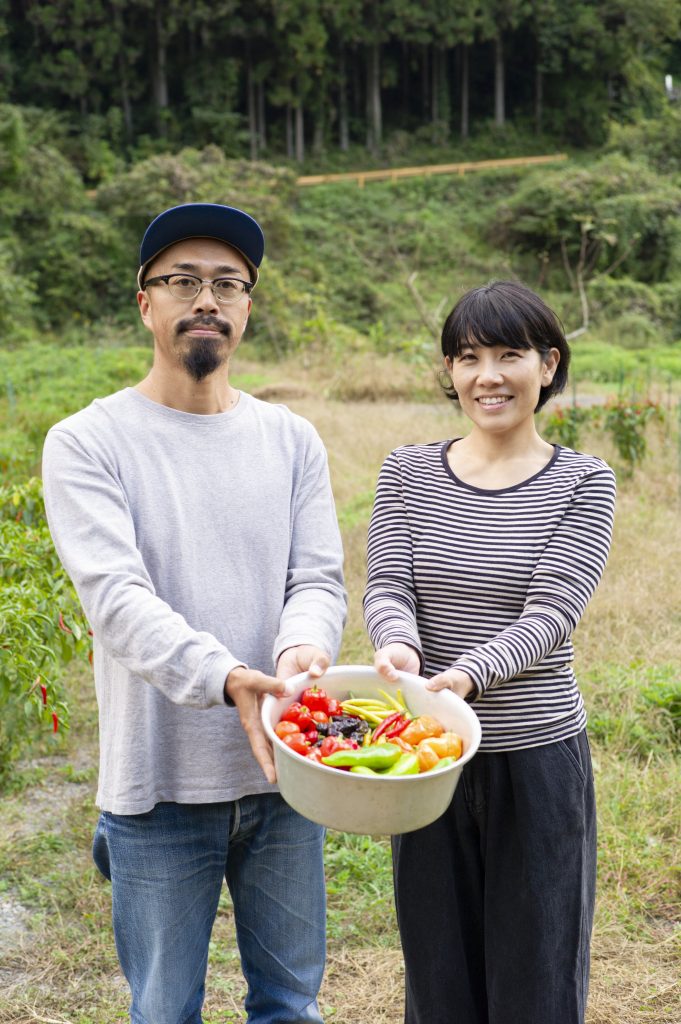 須田さんご夫妻と唐辛子