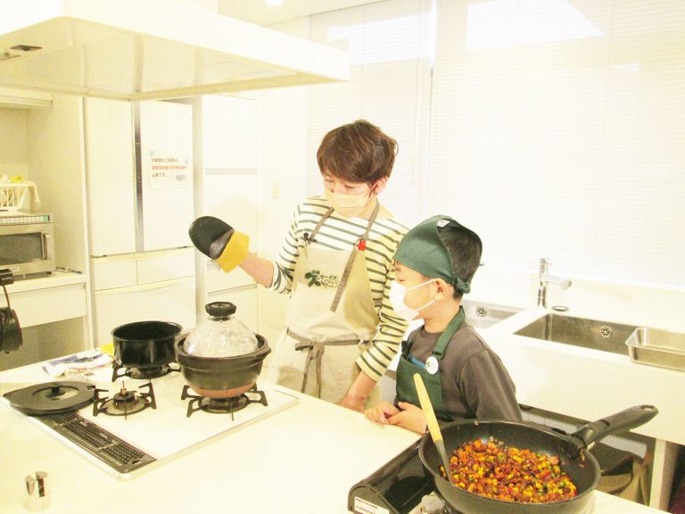 小学生が自分で考えた野菜メニューを野菜ソムリエと一緒に作ってみた